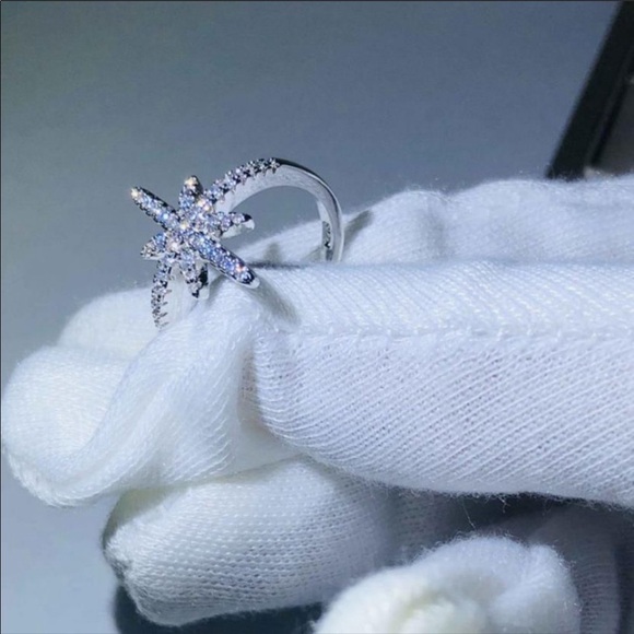 ¥ NEW 18K White Gold Diamond Shooting Star Ring - Picture 2 of 7